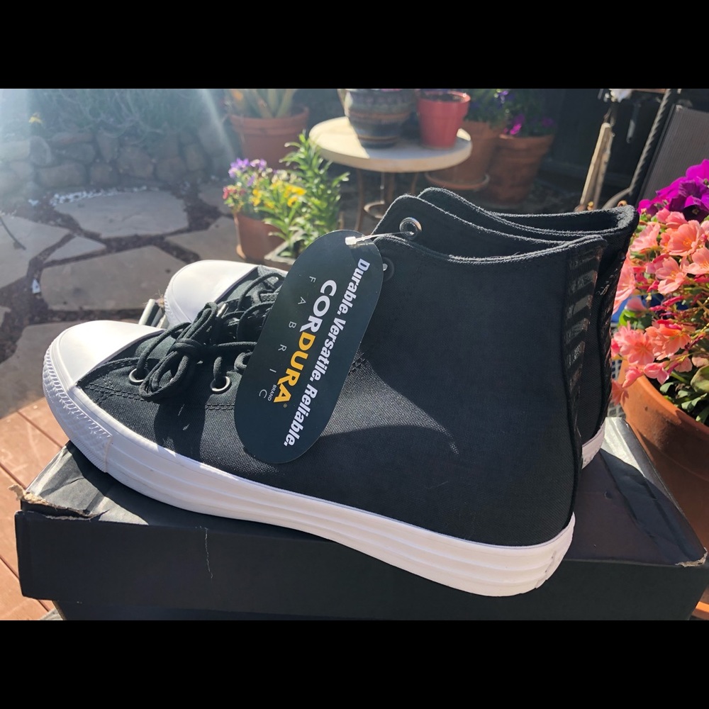 Size 10 chuck Taylor’s 2. Converse black